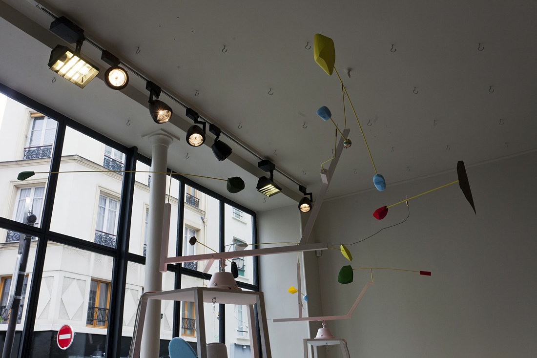 ERCO LED spotlights on tracks illuminate a Paris boutique with dynamic lighting.