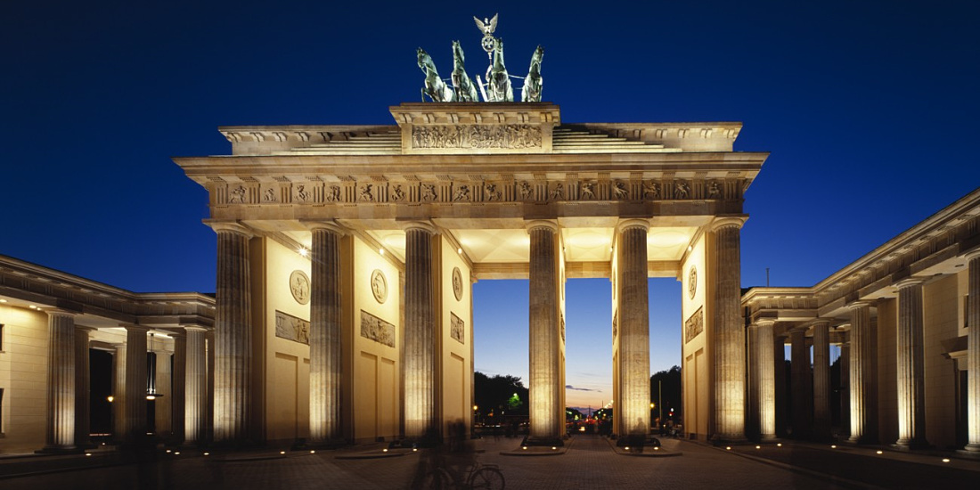 Illuminated Brandenburg Gate in Berlin with ERCO outdoor lighting.