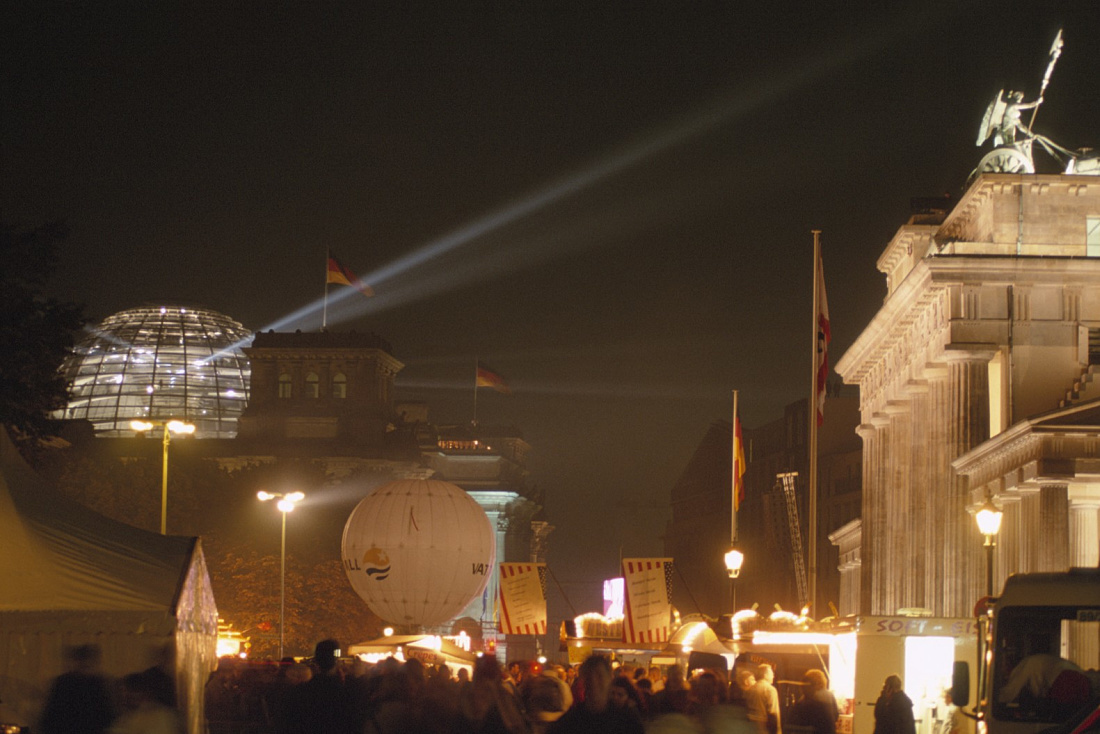 Illuminated Brandenburg Gate in Berlin at night, lit by ERCO outdoor lighting.