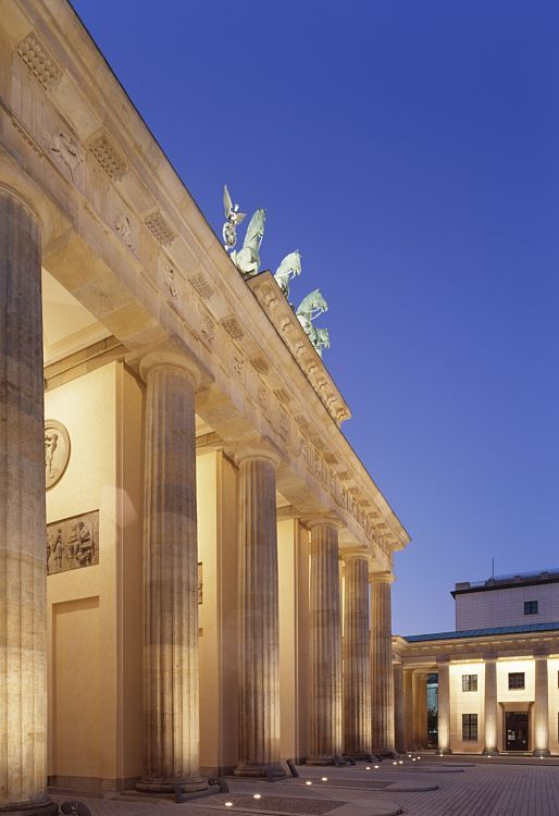 The illuminated Brandenburg Gate in Berlin, a landmark enhanced with ERCO outdoor lighting.