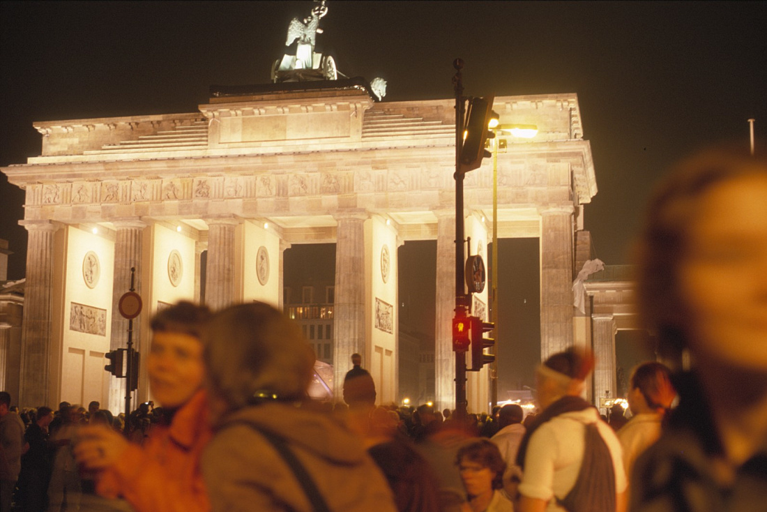 Illuminated Brandenburg Gate in Berlin, a landmark restored with ERCO outdoor lighting.