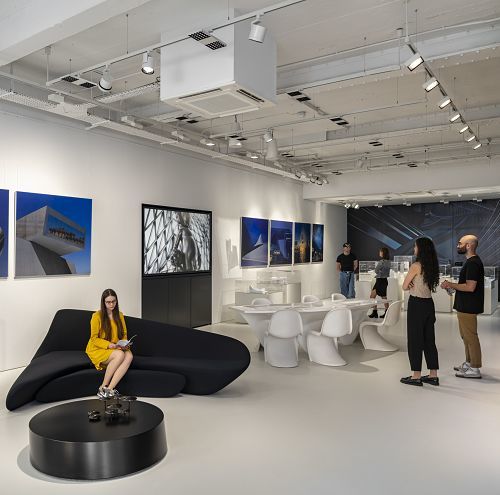 ERCO office lighting: Flexible lighting solutions for modern workspaces, promoting collaboration and well-being.
