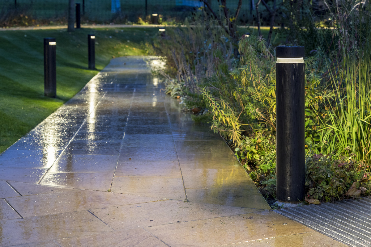 ERCO Castor bollard luminaires precisely light a path in the British Sky Broadcasting outdoor area.