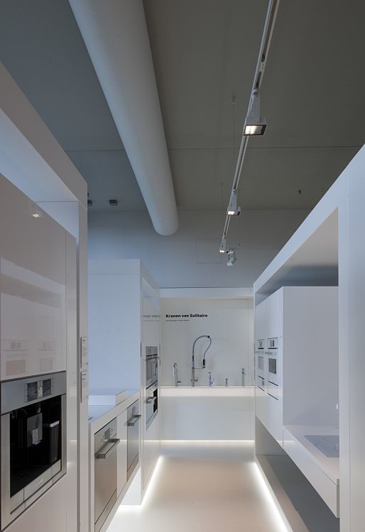 ERCO Logotec LED spotlights illuminate a modern kitchen display at the BSH Bosch Siemens Hausgeräte office.