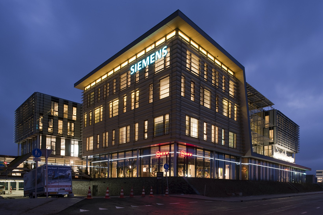 Illuminated Siemens building in the Netherlands using ERCO LED technology for efficient lighting.