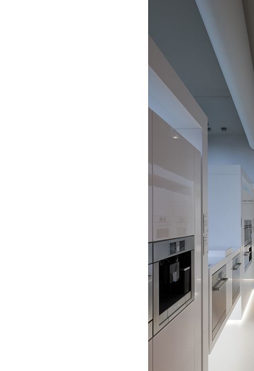 ERCO Logotec LED spotlights illuminate a modern kitchen display at the BSH Bosch Siemens Hausgeräte office.