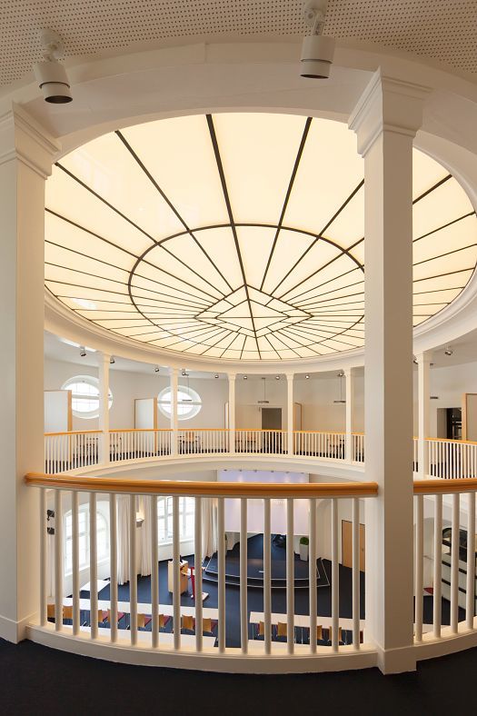 ERCO Parscan spotlights illuminate the Moot Court at Bucerius Law School under a dome.