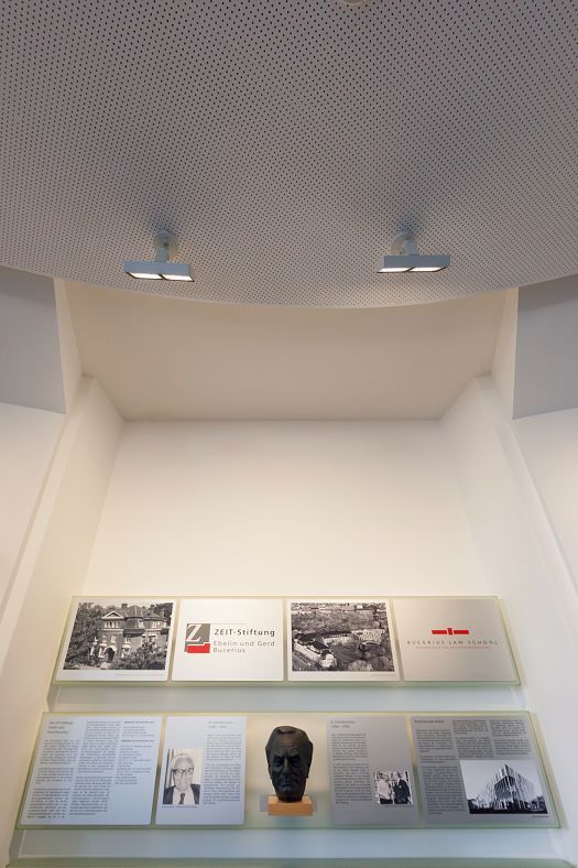 ERCO Parscan spotlights illuminate Bucerius Law School in Hamburg.