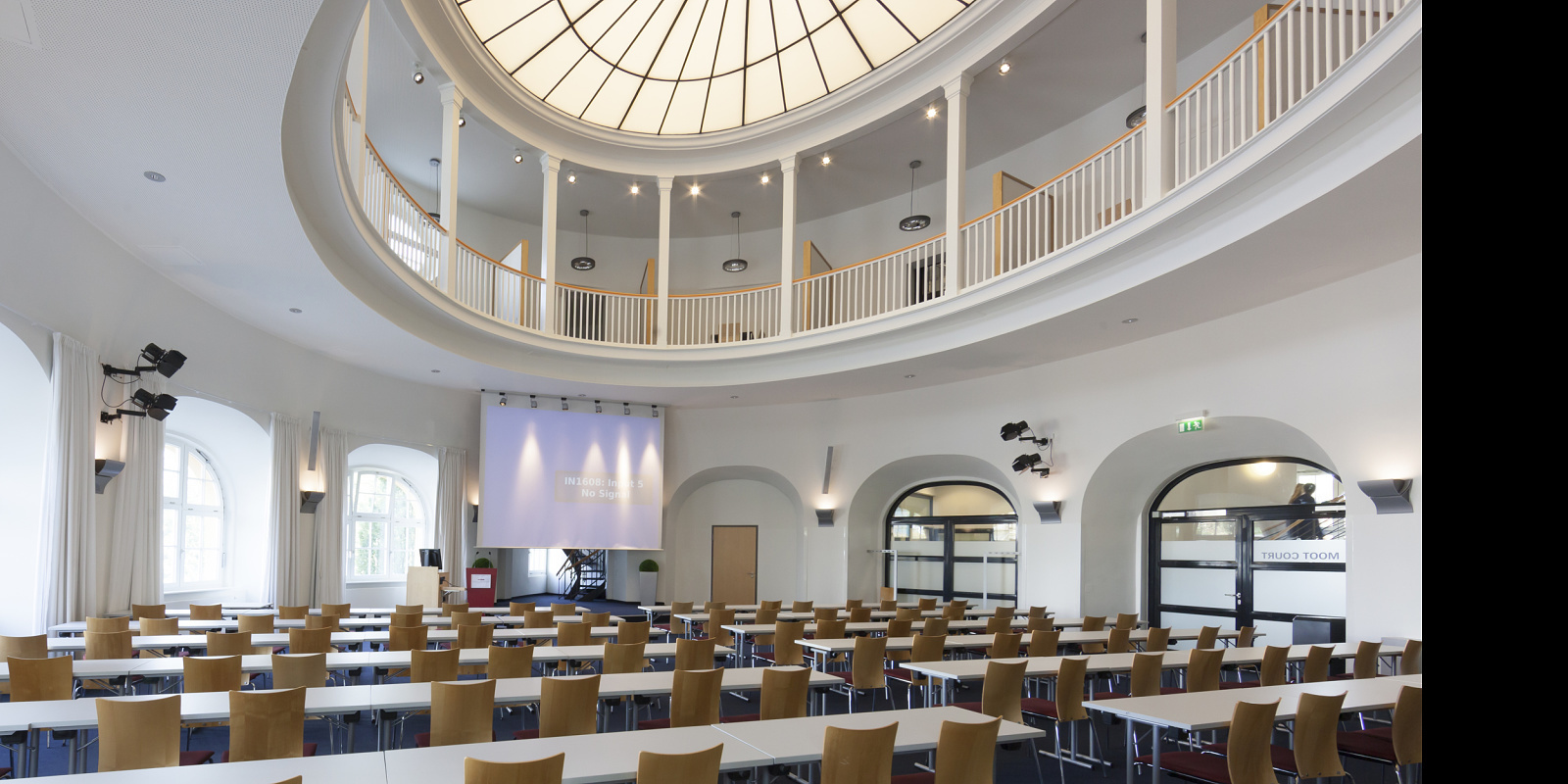 ERCO Parscan spotlights illuminate the Moot Court at Bucerius Law School, Hamburg.
