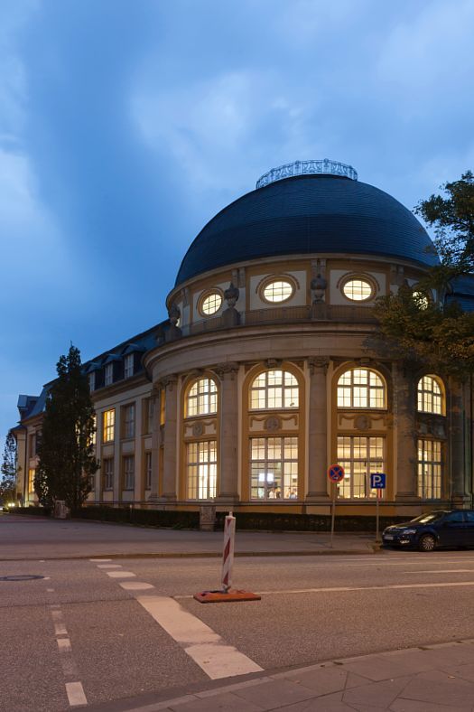 Bucerius Law School in Hamburg, a historic building illuminated with ERCO Parscan spotlights.