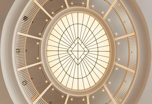 ERCO Parscan spotlights illuminate the domed hall of Bucerius Law School in Hamburg.