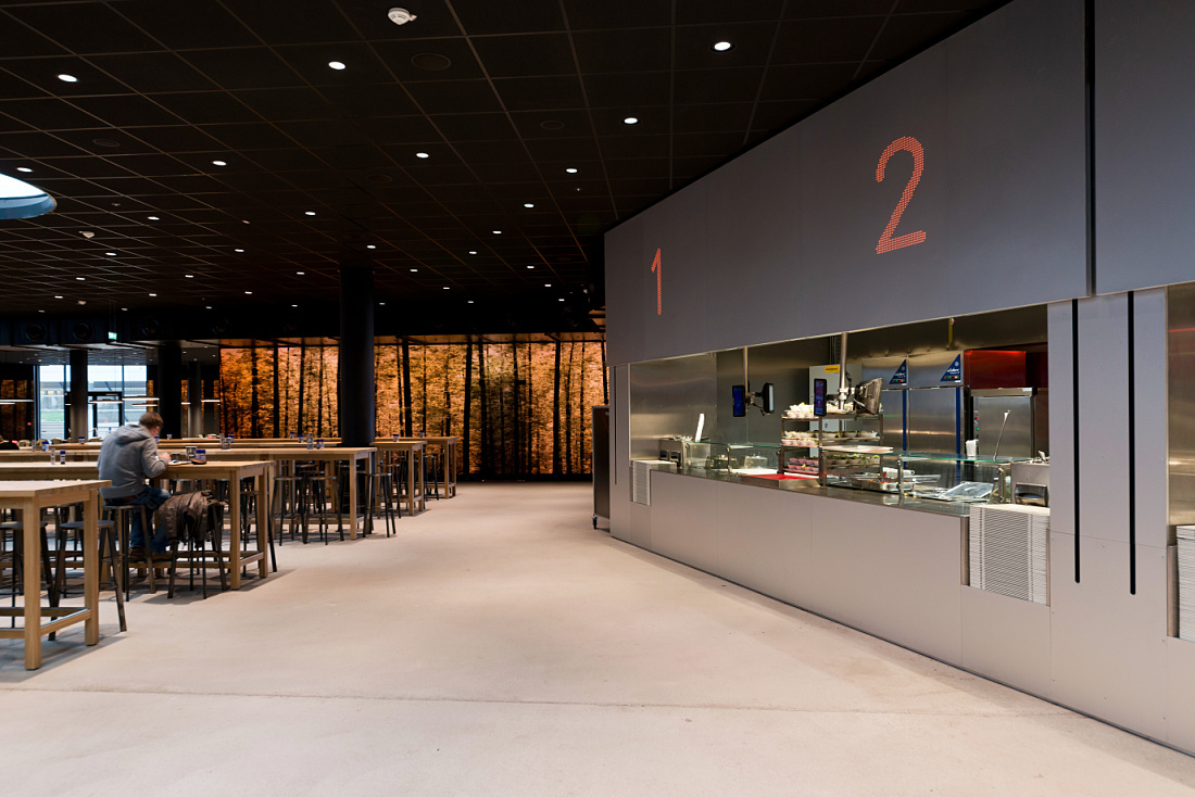 Vienna University cafeteria featuring ERCO LED lighting, designed for social interaction.