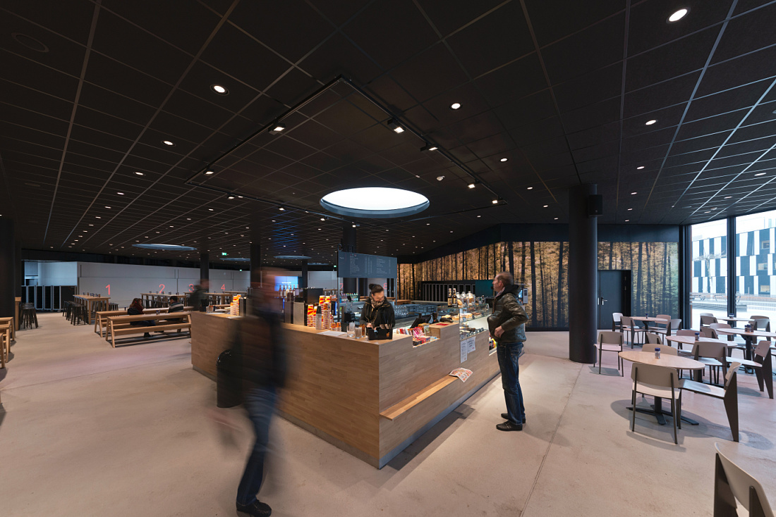 Vienna University cafeteria featuring ERCO LED lighting, designed for social interaction.