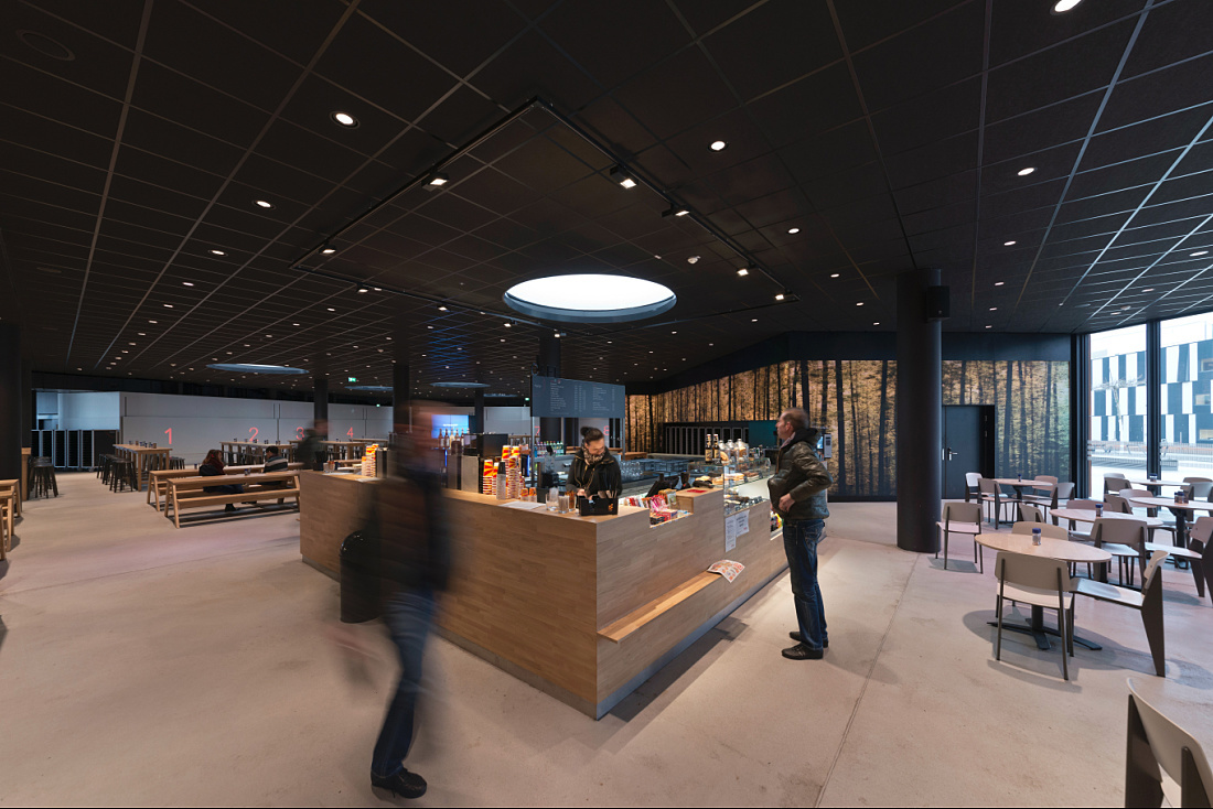Vienna University cafeteria featuring ERCO LED lighting, designed for social interaction.