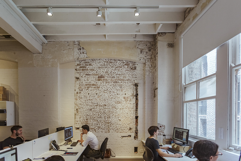 ERCO lighting in Sydney office: Parscan spotlights and Pantrac ceiling washlights create a pleasant work environment.