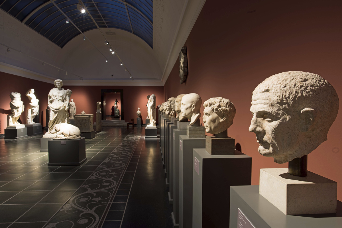 ERCO track spotlights illuminate sculptures in the Glyptoteket Museum, Copenhagen.