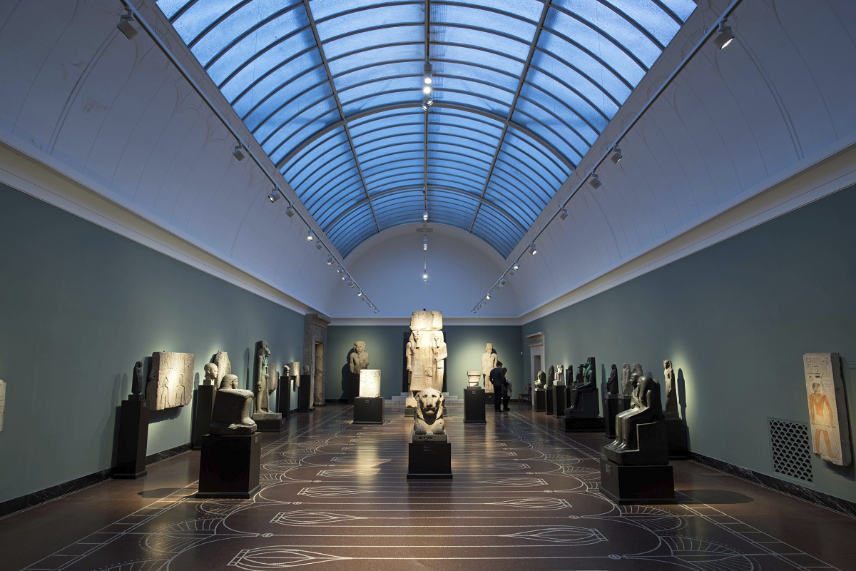 ERCO track spotlights illuminate sculptures in the Carlsberg Glyptotek museum.