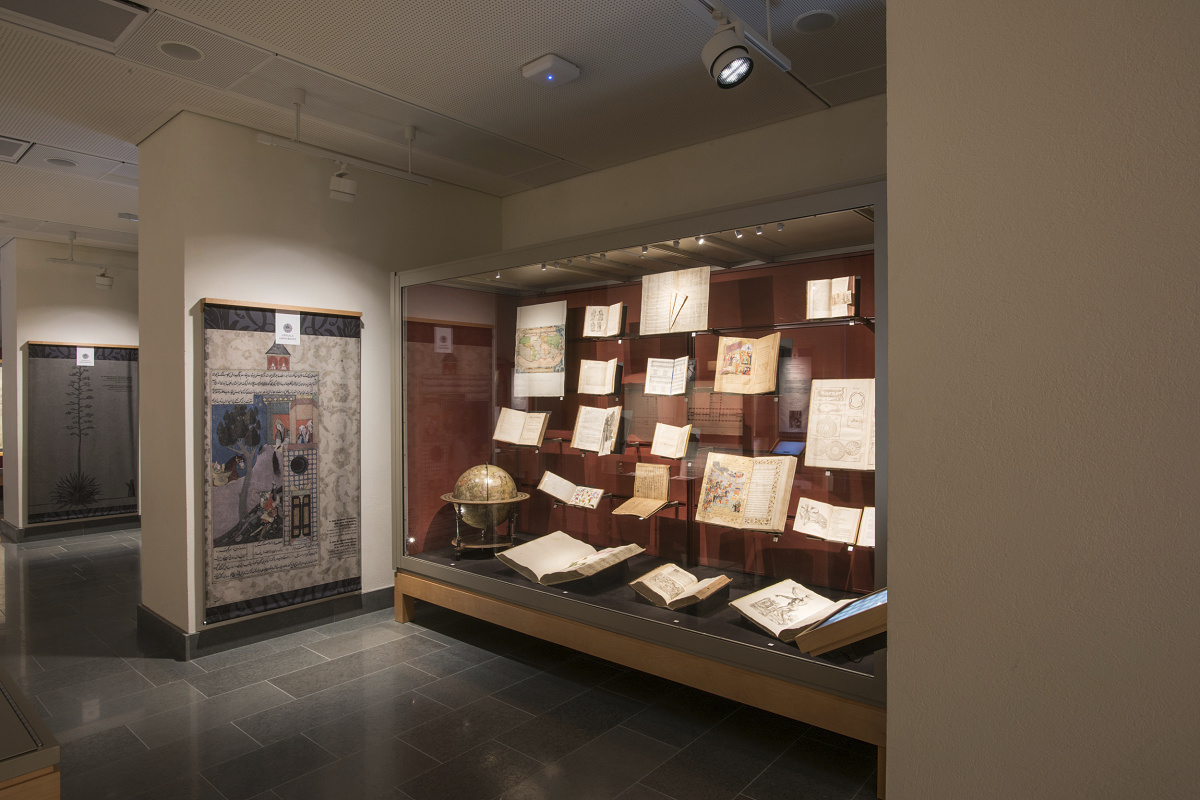 Carolina Rediviva Library display case featuring old books, illuminated by ERCO Parscan spotlights.
