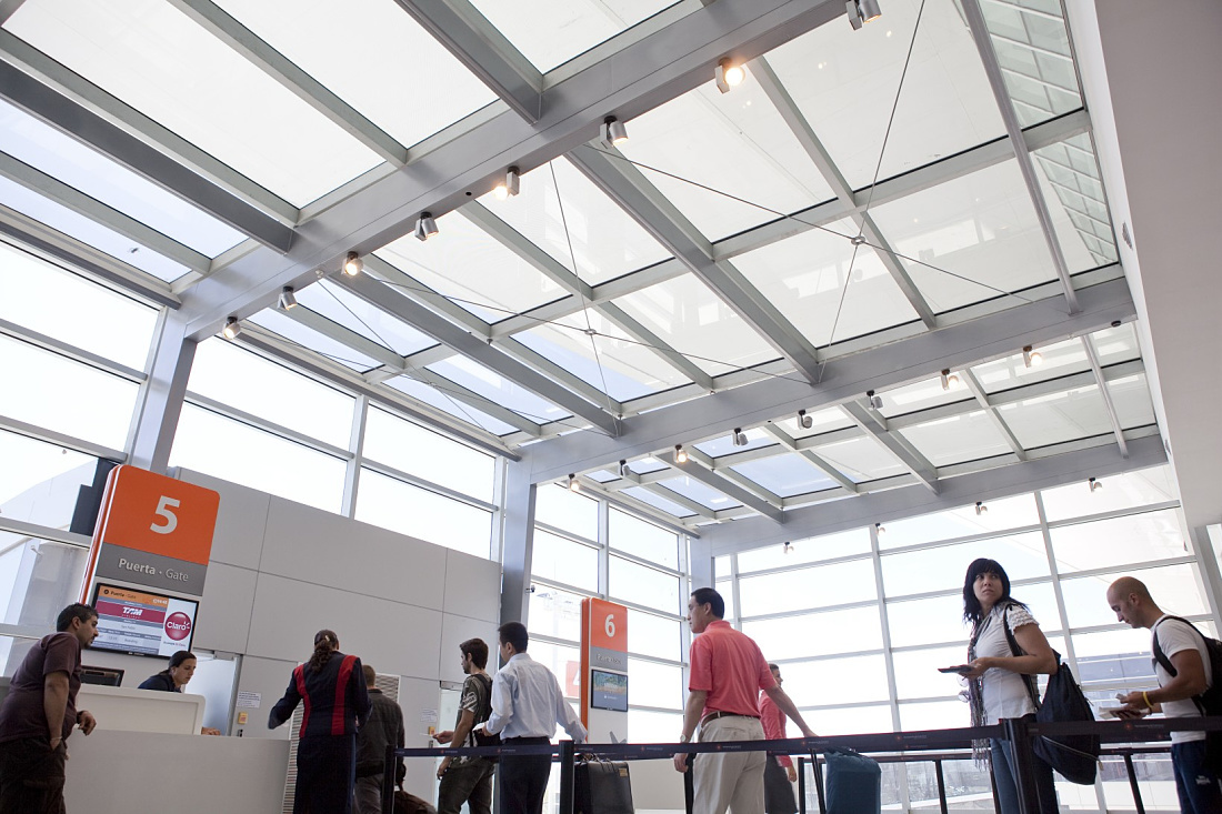 Carrasco Airport departure area illuminated by ERCO Optec spotlights on the ceiling.