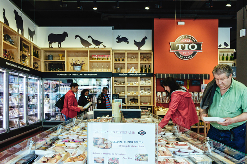 Casa Tió in Barcelona uses ERCO LED lighting to showcase regional specialties in an appetizing light.