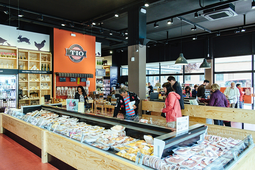 Casa Tió in Barcelona uses ERCO LED lighting to showcase regional specialties.