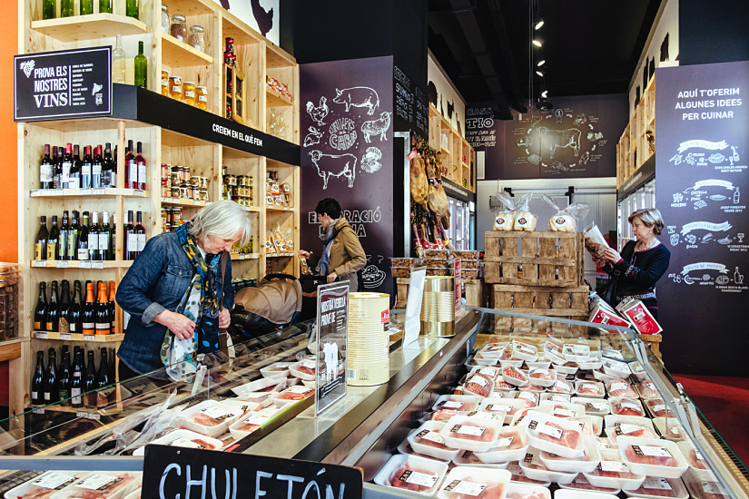 Casa Tió in Barcelona featuring fresh meat products under ERCO LED lighting.