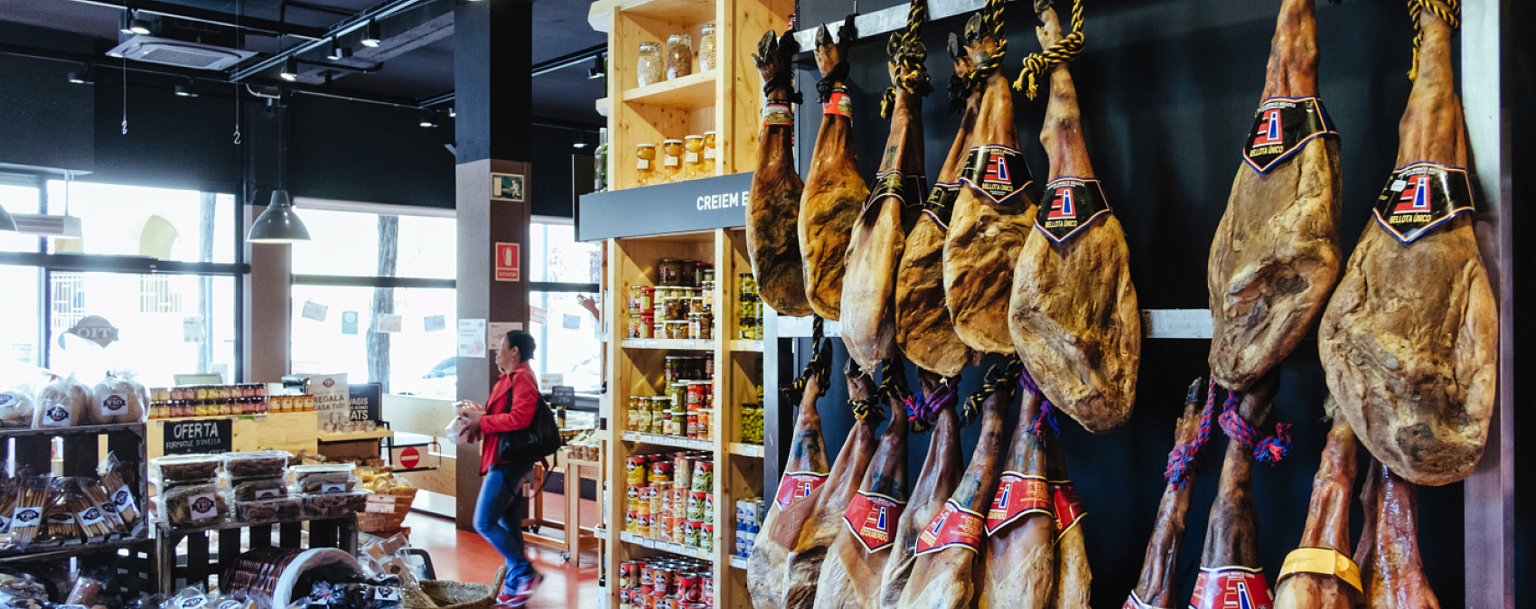 Casa Tió delicatessen in Barcelona featuring ERCO LED lighting for appetizing product presentation.