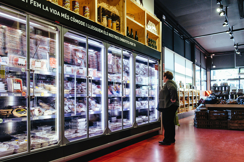Casa Tió Barcelona: Fresh meats displayed with ERCO LED lighting for optimal color rendering.