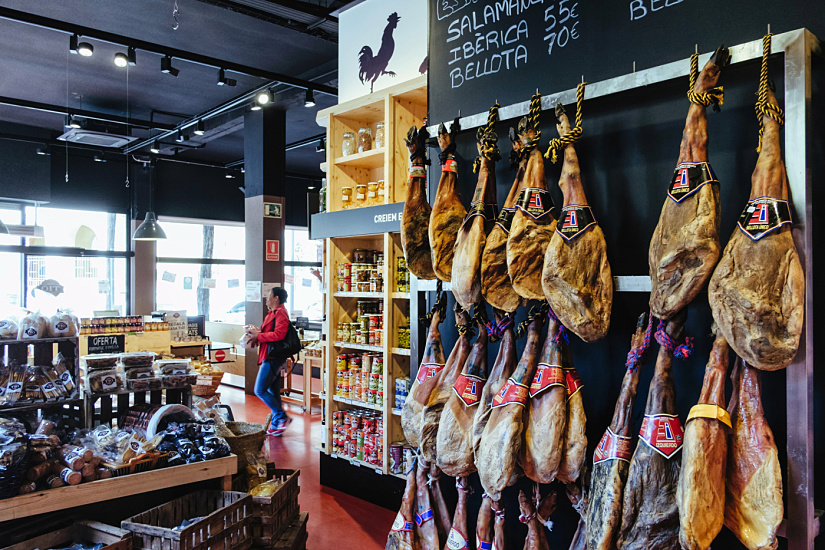 Casa Tió in Barcelona featuring ERCO LED lighting, highlighting regional delicacies for an appetizing display.