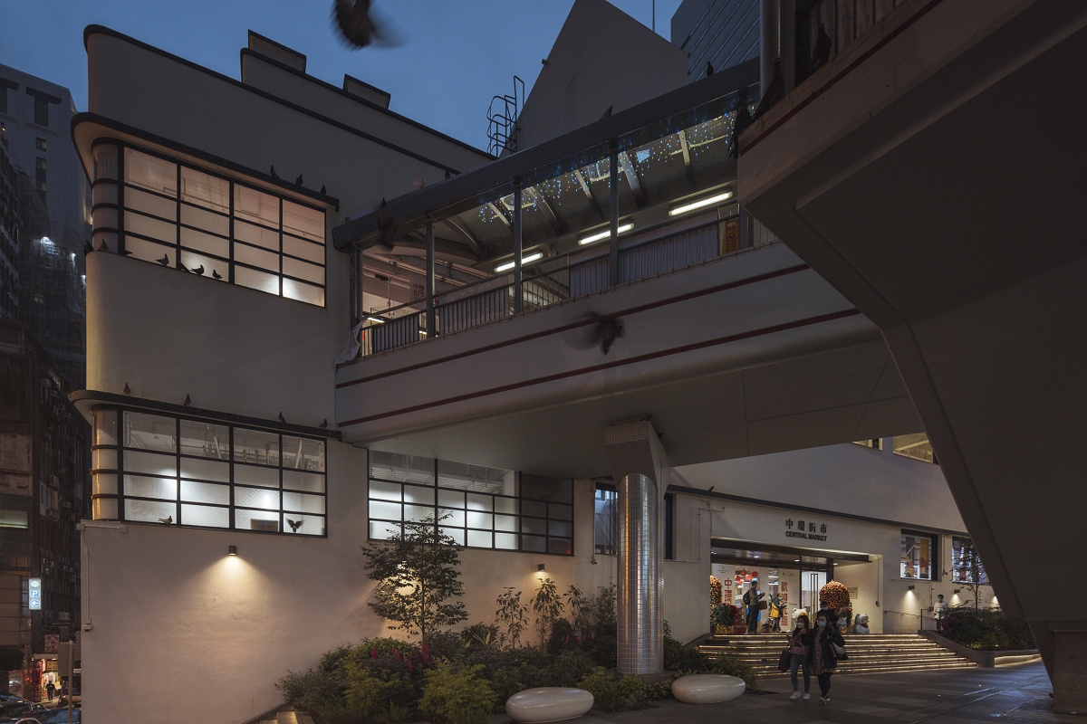 ERCO LED lighting illuminates the Central Market in Hong Kong at dusk.