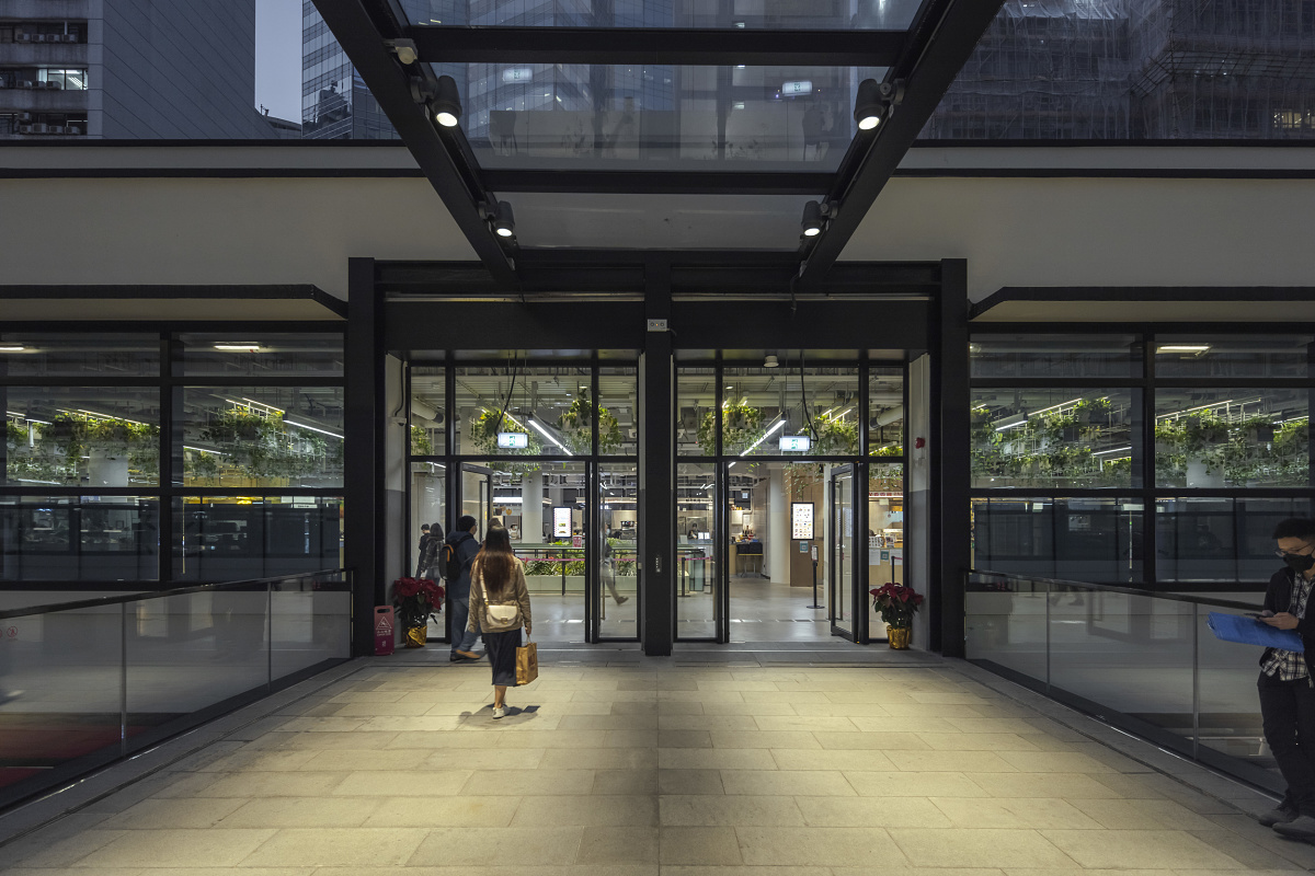 ERCO lighting at Central Market Hong Kong: Facade luminaires and downlights illuminate the entrance.