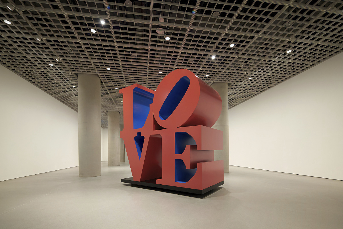 Robert Indianas LOVE sculpture illuminated by ERCO spotlights at the Amorepacific Museum of Art, Seoul.