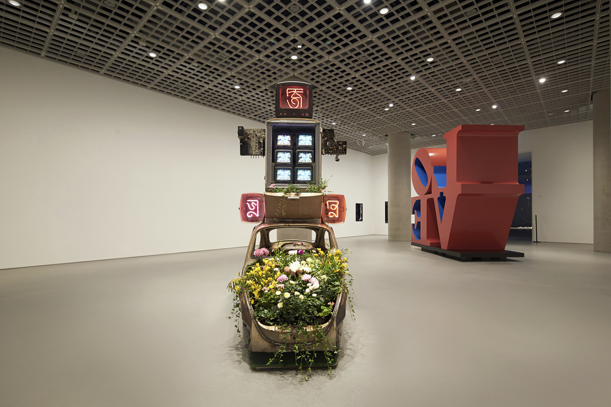 Art installation at Amorepacific Museum of Art, Seoul, illuminated by ERCO spotlights.