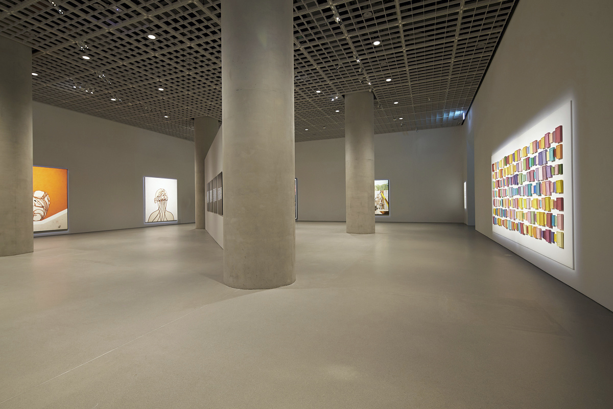 Flexible ERCO track spotlights illuminate art in Seouls Amorepacific Museum.