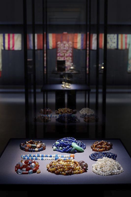 Art exhibit in Seouls Amorepacific Museum of Art, lit with ERCO contour spotlights.