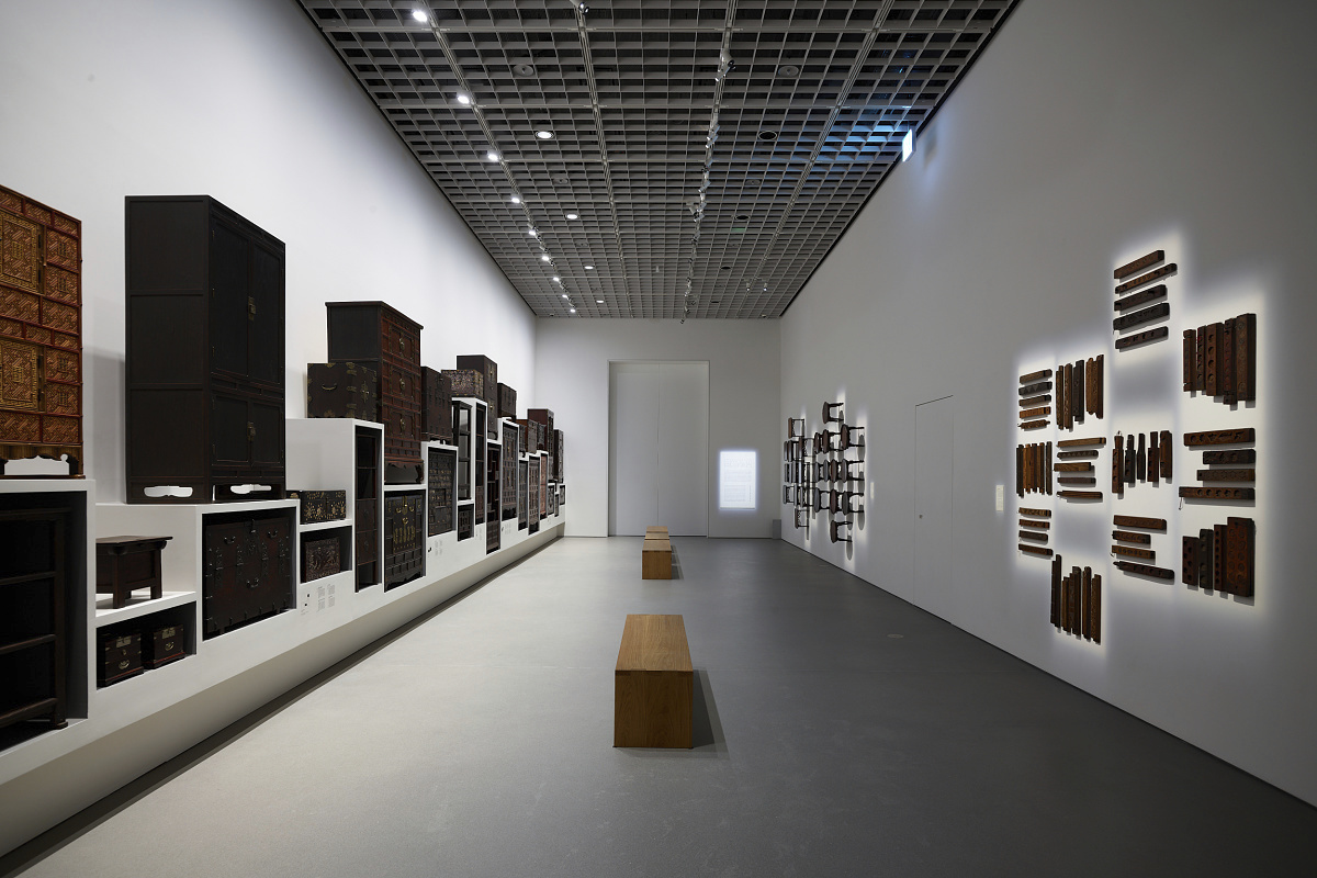 ERCO Pollux contour spotlights illuminate art in Seouls Amorepacific Museum of Art.