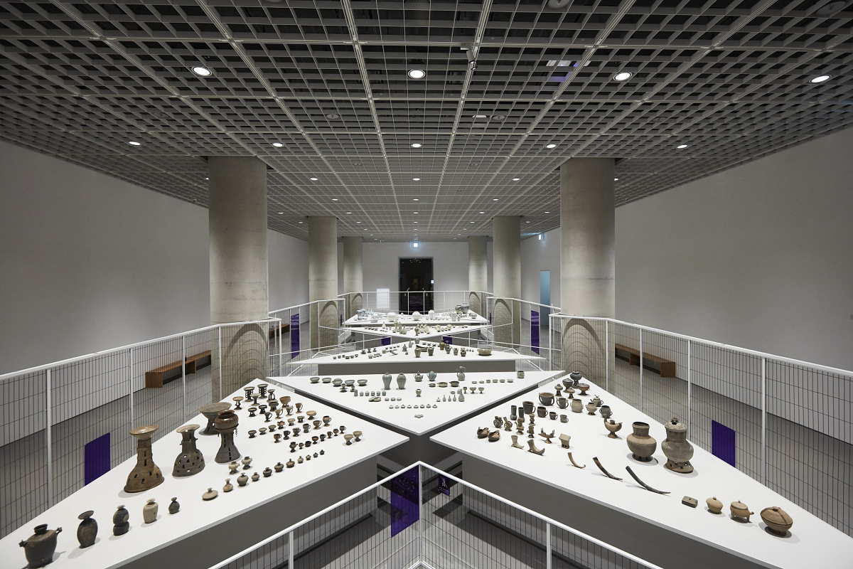 Amorepacific Museum of Art exhibition in Seoul, featuring ERCO Pollux contour spotlights for precise accents.