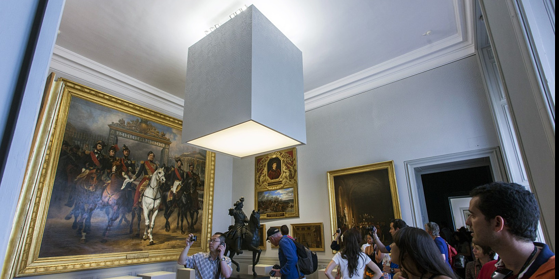 ERCO Logotec LED spotlights illuminate exhibits in Château de Versailles with diffuse ambient lighting.
