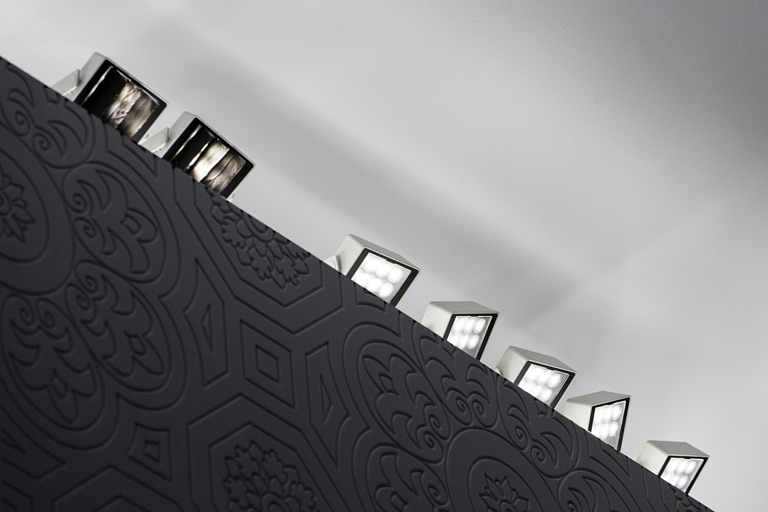 ERCO Logotec LED spotlights illuminate exhibits in Château de Versailles, mounted on a ceiling feature.