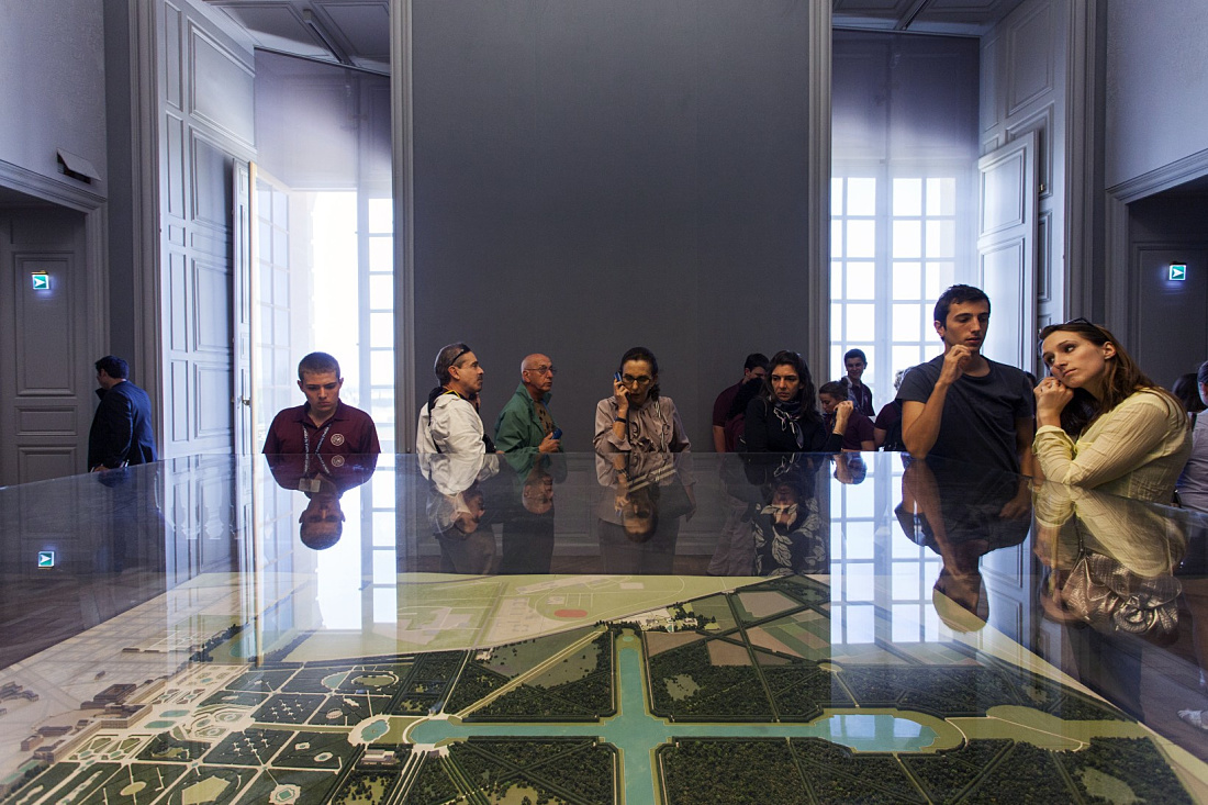 Visitors view an architectural model at Château de Versailles, illuminated by ERCO Logotec LED spotlights.