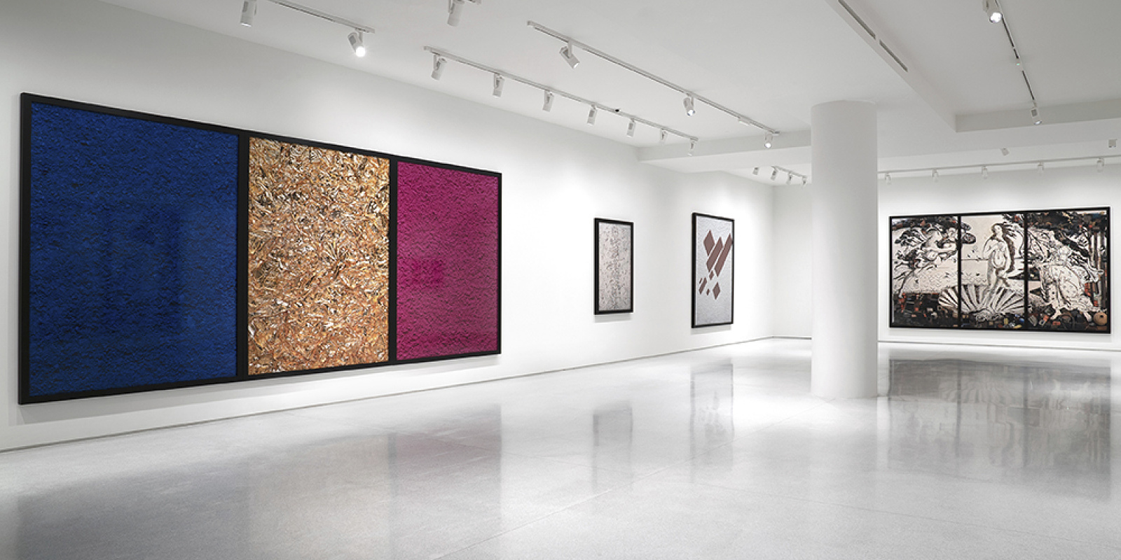 ERCO Eclipse spotlights illuminate art in Claridges ArtSpace, London gallery.