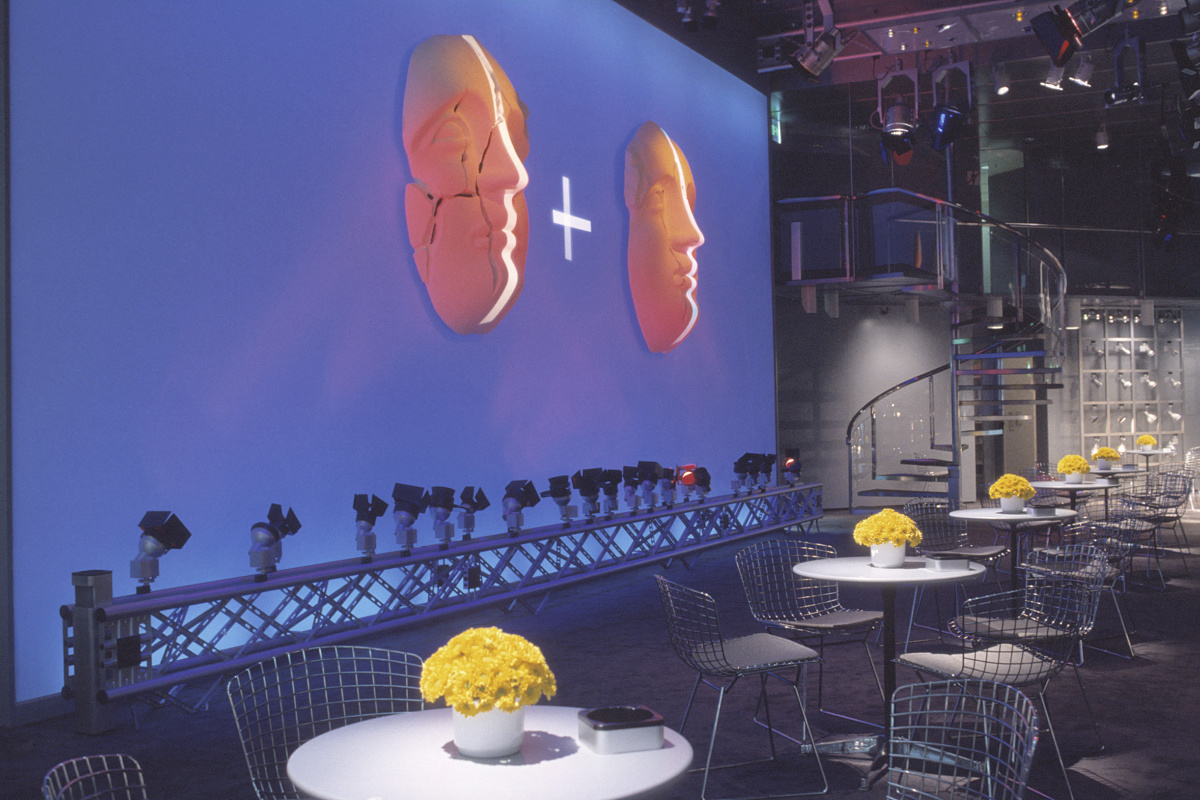 Additive color mixing with ERCO lighting, showing illuminated faces on a screen.