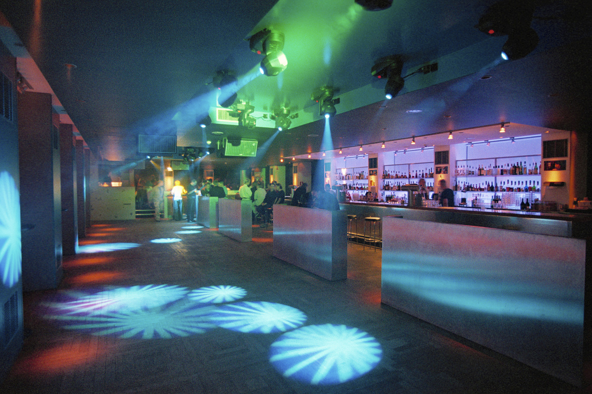 ERCO lighting projections in a bar, creating an atmospheric ambiance through color mixing.