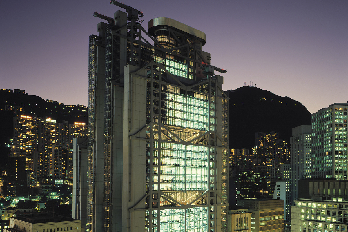 The HSBC headquarters in Hong Kong, illuminated with warm white ERCO lighting.