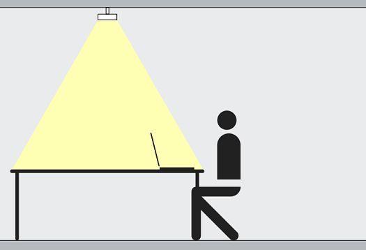 Downlight su binario ERCO che illumina una scrivania, illuminazione ufficio flessibile.