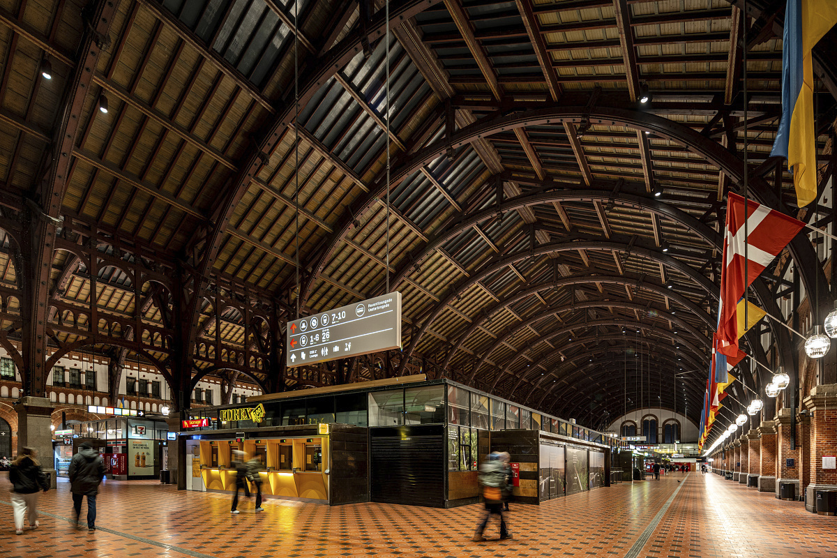 LED lighting enhances safety and aesthetics in Copenhagen Central Stations grand hall.