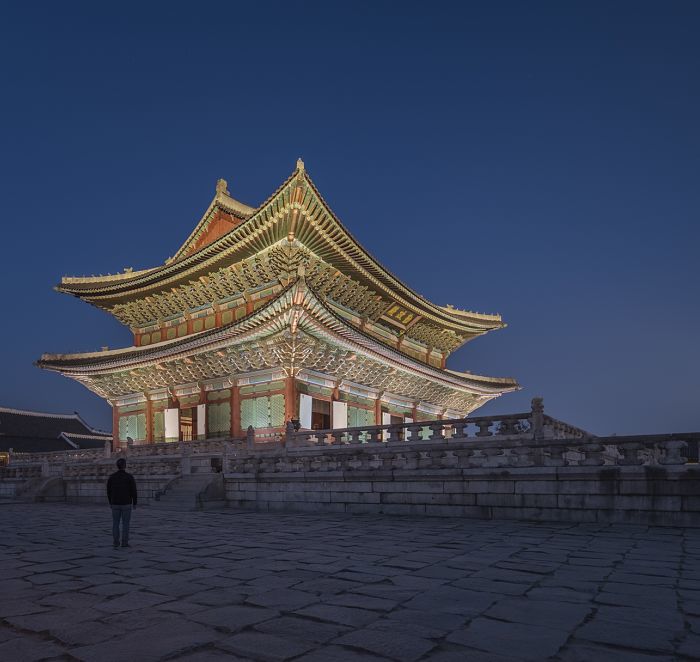 Illuminated Gyeongbokgung Palace in Seoul with ERCO facade lighting.