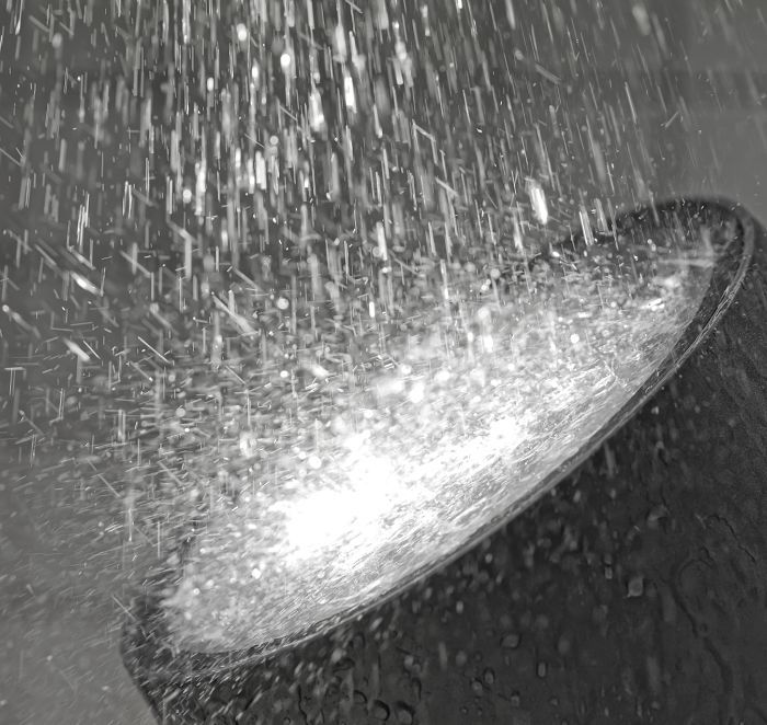 ERCO facade luminaire in rain, effectively displaying buildings.