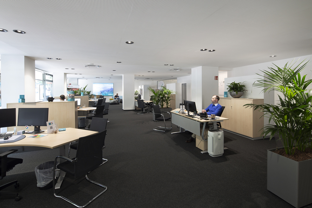 ERCO Skim recessed lights providing ambient lighting in Creditplus Bank AG office, Berlin.