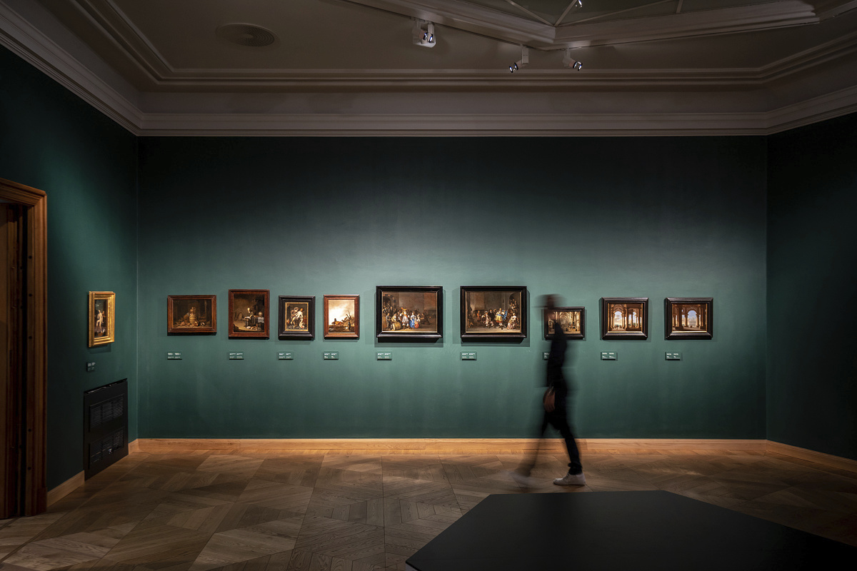 ERCO LED lighting in Czartoryski Museum, Krakow, illuminating artworks on a green wall.